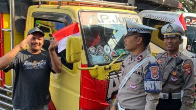 Tugu Tank Gerung Jadi Titik Patriotisme: Polantas Bagikan Bendera Merah Putih