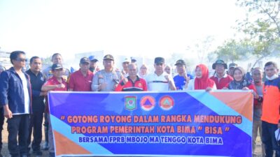 Polres Bima Kota Laksanakan Gotong Royong di Areal Pasar Amahami Dukung Program “KOTA BIMA BISA”