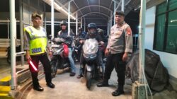 Personel Polsek KP3 Poto Tano Laksanakan Pemantauan Aktivitas Penyeberangan di Pelabuhan Poto Tano
