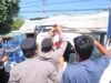 Polres Sumbawa Barat Bagikan Bendera Merah Putih kepada Masyarakat