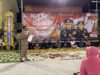 Ratusan Personel Polres Bima Kota Menangis di Malam 17-an, Ikuti Self Healing Training and Emotional Cleansing  Kota Bima, NTB (17 Agustus 2025) – Ada suasana berbeda di Polres Bima Kota pada momen malam peringatan Hari Ulang Tahun (HUT) ke-80 Kemerdekaan Republik Indonesia. Ratusan personel Polres Bima Kota bersama Bhayangkari larut dalam keharuan hingga meneteskan air mata saat mengikuti kegiatan Self Healing Training and Emotional Cleansing yang digelar di Lapangan Olahraga Tatag Trawang Tungga, Sabtu (16/8/2025) malam.  Kegiatan yang berlangsung sejak pukul 20.00 hingga 23.00 Wita tersebut dihadiri lebih dari 600 peserta, terdiri dari personel Polres Bima Kota, Bhayangkari, Pejabat Utama, serta tamu undangan penting, antara lain Wakil Wali Kota Bima, Ketua DPRD Kota Bima, Kepala Rutan, dan sejumlah pejabat daerah lainnya.  Kapolres Bima Kota AKBP Didik Putra Kuncoro, S.I.K., M.Si. dalam sambutannya menegaskan pentingnya memaknai kemerdekaan tidak hanya secara fisik, tetapi juga pada aspek mental dan spiritual.  “Kita sudah merdeka 80 tahun, tapi jika masih ada jiwa yang terkungkung, artinya secara personal belum merdeka. Mengelola hati butuh soft skills agar kita tidak hanya menjaga fisik, tetapi juga kesehatan mental yang bersumber dari kecerdasan hati,” ujar Kapolres.  Sebagai bentuk nyata, Kapolres menghadirkan motivator nasional sekaligus peraih rekor MURI, Dr. Ketut Abid Halimi, S.Pd.I., M.Pd., C.Ht., C.Ps., yang juga Direktur Pusat Training dan Motivasi Thanks Institute Indonesia. Dalam materinya, Dr. Ketut memperkenalkan metode senam otak, senam hati, dan hipnoterapi untuk membantu peserta membersihkan emosi negatif (Emotional Cleansing).  “Senam otak bertujuan meningkatkan suplai oksigen ke otak agar lebih fokus dan inovatif dalam bekerja. Sementara senam hati memberikan ketenangan dalam menghadapi masalah serta membentuk jiwa yang merdeka dan bahagia,” jelas Dr. Ketut.  Suasana menjadi penuh haru ketika sesi puncak Emotional Cleansing berlangsung. Banyak peserta, termasuk personel Polres, Bhayangkari, hingga pejabat yang hadir, tidak kuasa menahan air mata saat merasakan pelepasan beban emosional yang selama ini mereka pendam.  Wakil Wali Kota Bima, Feri Sofyan, yang mengikuti acara hingga selesai, mengaku sangat terkesan dengan kegiatan tersebut.  “Terima kasih Pak Kapolres, terima kasih Pak Motivator, ilmunya sangat bermanfaat untuk kami. Saya merasa lebih lega dan bahagia,” ungkapnya dengan penuh haru.  Kegiatan Self Healing Training and Emotional Cleansing ini menjadi yang pertama kali digelar di jajaran Polda NTB, sekaligus menandai cara baru Polres Bima Kota memperingati kemerdekaan dengan refleksi batin, pembebasan jiwa, dan penguatan mental personel agar lebih siap menghadapi tantangan tugas ke depan.