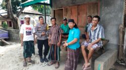Pererat Silaturahmi dan Jaga Kamtibmas, Bhabinkamtibmas Desa Hu’u Sambangi Tokoh Masyarakat di Dusun Sigi