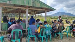 Bhabinkamtibmas Dampingi Petugas Registrasi dan Vaksinasi Hewan Ternak di Desa Binaan