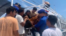 Sat Polairud Polres Dompu Evakuasi Ibu Hamil yang Hendak Melahirkan di Atas Kapal Wisata
