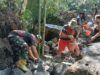 TNI dan Warga Lobar Bangun Jembatan untuk Petani
