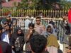 Kapolres Bima AKBP Eko Sutomo S.I.K.,M.I.K., Terjun Langsung Mengamankan Aksi Demonstrasi di Gedung DPRD Kabupaten Bima