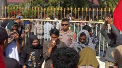 Kapolres Bima AKBP Eko Sutomo S.I.K.,M.I.K., Terjun Langsung Mengamankan Aksi Demonstrasi di Gedung DPRD Kabupaten Bima