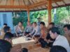 Sambang Desa, Bhabinkamtibmas Rempek Darusalam Tekankan Pentingnya Kerukunan