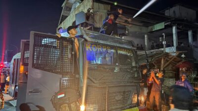 Respon Cepat, Polres Bima Kota Bersama Yon C Sat Brimobda NTB dan Damkar Sigap Bantu Proses Pemadaman Kebakaran