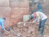Bhabinkamtibmas Desa Mantun Bersama Warga Gotong Royong Bantu Warga Binaan Terdampak Korban Longsor