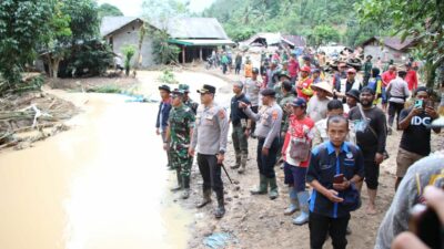 Polres Lampung Barat Terjun Langsung Salurkan Bantuan untuk Korban Banjir Suoh