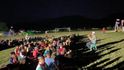 PEMBINAAN PESERTA PRAMUKA JAMBORE RANTING DI DESA MANEMENG, POLISI BERIKAN EDUKASI TERTIB LALU LINTAS