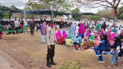 Amankan Tradisi dan Silaturahmi, Bhabinkamtibmas Terjun Langsung ke Acara HUT Desa Pernek ke-66