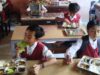 Program Makan Bergizi Gratis Dimulai di Sekotong Barat, Ratusan Siswa Terima Manfaat