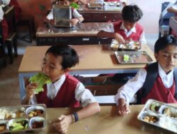 Program Makan Bergizi Gratis Dimulai di Sekotong Barat, Ratusan Siswa Terima Manfaat