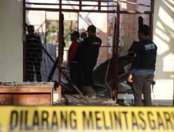 Terduga Pelaku Pembakaran Kantor Inspektorat Kabupaten Bima Diamankan di Polres Bima Kota