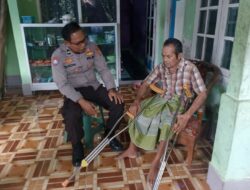Polres Lombok Barat Salurkan Bantuan Tongkat untuk Lansia di Dusun Gubuk Genteng