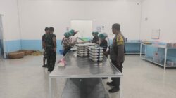 BHABINKAMTIBMAS DESA TERATAK DAMPINGI PENYALURAN PROGRAM MAKANAN BERGIZI GRATIS DI WILAYAH BINAAN