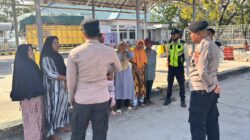 Personel Polsek Kawasan Pelabuhan Poto Tano Gelar Patroli Dialogis, Imbau Masyarakat Waspada dan Tertib