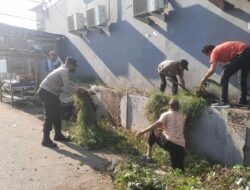 Bhabinkamtibmas Kelurahan Melayu Ikut Gotong Royong Bersama Warga, Wujudkan Lingkungan Bersih dan Aman