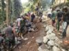 Satgas TMMD Ke-126 dan Warga Bangun Talud Penguat Jalan