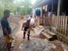 Bhabinkamtibmas Desa Woko Polsek Pajo Polres Dompu Aipda Munawir wujudkan kepedulian ikut Gotong Royong Bersama Warga Desa Woko