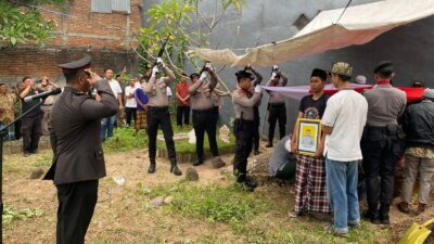Perwakilan Polres Bima Menghadiri Prosesi Pemakan Alamrhum Aiptu Agus Sapta Budiawan dan Memberikan Penghormatan Terakhir