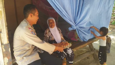 Polisi Hadir dengan Hati, Bhabinkamtibmas Sekotong Bagikan Nutrisi Mantap