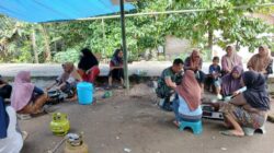 Bakes TMMD Ke-126 Kodim 1606 Mataram Masak Bersama Ibu-Ibu Desa