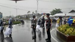 Meski Diguyur Hujan, Personel Polres Sumbawa Barat tetap Profesional amankan Jalannya Kegiatan.