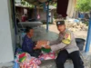 Polsek Sekotong Bagi Nutrisi Mantap, Warga Dusun Nambung Tersentuh
