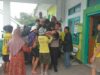 Bhabinkamtibmas Desa Tarlawi Bantu Korban Laka Tunggal di Jalan Lintas Kombo–Tarlawi