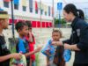 Satgas Humas Ops Damai Cartenz Berbagi Bersama Warga dan Anak-Anak di Jayapura