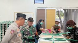 BHABINKAMTIBMAS DESA PRINGGARATA LAKUKAN MONITORING PENDISTRIBUSIAN MBG AGAR TEPAT WAKTU