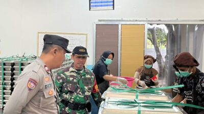 BHABINKAMTIBMAS DESA PRINGGARATA LAKUKAN MONITORING PENDISTRIBUSIAN MBG AGAR TEPAT WAKTU