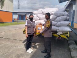 Polsek Gerung Kawal Ketat 6 Ton Jagung Petani Lobar ke BULOG NTB