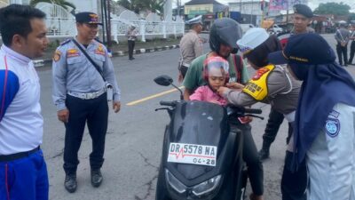 Polres Lobar Hadiahi Pengendara Tertib saat Operasi Zebra Rinjani