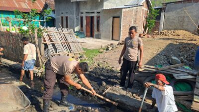 Antisipasi Banjir, Sat Binmas Polres Bima Kota Gelar Aksi Bersih Selokan di Kelurahan Ule