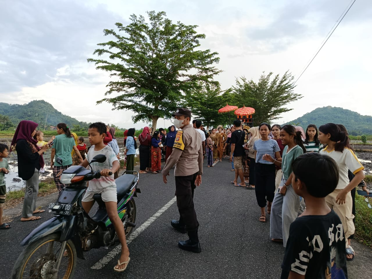 Nyongkolan Suku Sasak di Kuripan: Polisi Urai Kepadatan Lalin