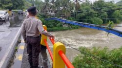 Patroli Polisi Gerung Pantau Debit Air Kali Dodokan