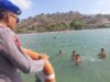 Satpolairud Polres Bima Hadir Memberikan Rasa Nyaman Bagi Pengunjung Pantai Kalaki