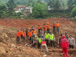 Polri Kerahkan 155 Personel, 4 Anjing Pelacak, dan Perkuat Operasi SAR Longsor Cibeunying 21 Warga Tertimbun