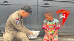 Personel Satgas Ops Damai Cartenz Bagikan Momen Keharmonisan Bersama Anak-Anak di Pegunungan Bintang