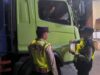 Personel Polsek KPL Poto Tano Melaksanakan pemeriksaan kendaraan yang keluar masuk pelabuhan