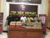 POLSEK PEKAT AMANKAN RATUSAN BOTOL MIRAS DALAM OPERASI PEMBERANTASAN PEREDARAN ILEGAL