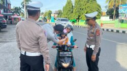 SATLANTAS POLRES DOMPU BERSAMA JASA RAHARJA BAGIKAN HELM SNI UNTUK ANAK-ANAK