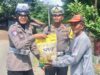 Jumat Berkah, Sat Lantas Polres Bima Kota Bantu Warga Pemukul Batu Di Kelurahan Manggemaci