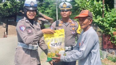 Jumat Berkah, Sat Lantas Polres Bima Kota Bantu Warga Pemukul Batu Di Kelurahan Manggemaci