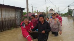Polri Bantu Warga di Sejumlah Pemukiman Yang Terdampak Banjir di Batuphat Barat