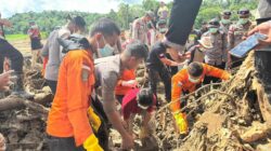 Tugas Kemanusiaan Berlanjut: Tim Brimob Polda Riau Evakuasi Jenazah Korban Bencana di Kecamatan Palembayan